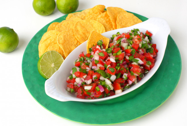 Обои картинки фото еда, салаты,  закуски, салат, чипсы, лайм