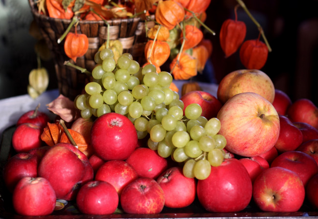 Обои картинки фото еда, фрукты,  ягоды, яблоки, виноград