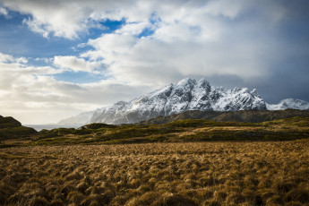Картинка природа горы трава небо облака снег озеро