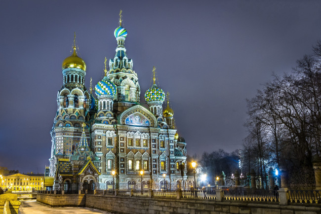 Обои картинки фото cath&, 233, drale saint-sauveur-sur-le-sang-vers&,  saint petersbourg, города, санкт-петербург,  петергоф , россия, храм, ночь