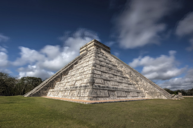 Обои картинки фото temple of kukulcan at chichen itza, города, - исторические,  архитектурные памятники, простор