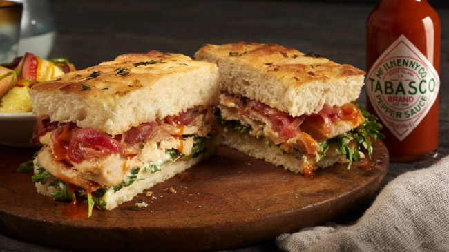 Обои картинки фото еда, бутерброды,  гамбургеры,  канапе, сэндвич, соус, табаско