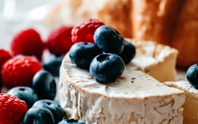 Обои картинки фото еда, сырные изделия, малина, сыр, черника