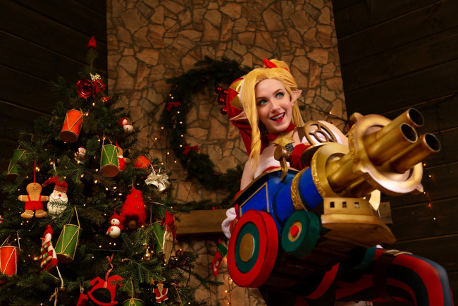 Обои картинки фото девушки, - креатив,  косплей, костюм, пушка, ёлка, камин