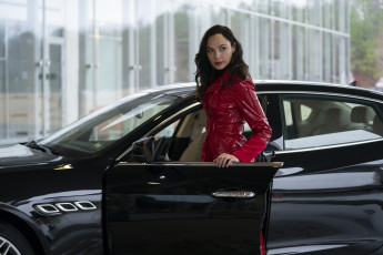 Картинка red+notice+ +2021+ кино+фильмы red+notice красное уведомление боевик триллер комедия криминал галь гадот кадры из фильма sarah black the bishop