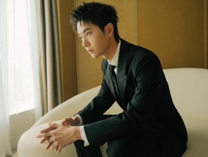 Картинка мужчины wang+yi+bo актер костюм диван