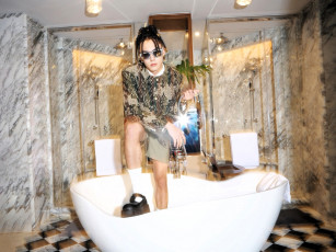 Картинка wang+hedi+ dylan+wang мужчины косички очки пиджак душ ванна