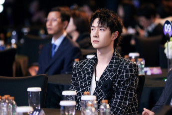 Картинка мужчины wang+yi+bo пиджак зал люди стол