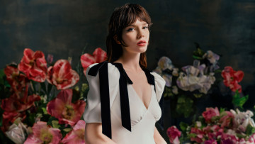 Картинка sophie+thatcher+2023+photoshoot девушки -+брюнетки +шатенки софи тэтчер актриса sophie thatcher знаменитости девушка белое платье