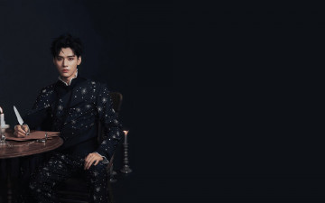 Картинка мужчины gong+jun+|+simon+gong актер костюм перо свечи стол