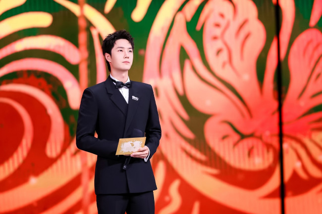 Обои картинки фото мужчины, wang yi bo, актер, костюм, конверт, сцена, микрофон