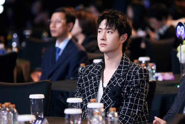 Обои картинки фото мужчины, wang yi bo, пиджак, зал, люди, стол