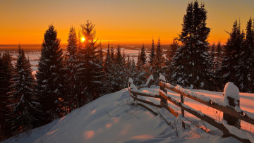 Картинка природа зима снег забор ограда ёлки закат склон