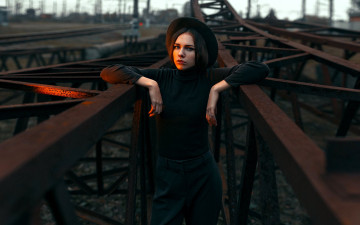 Картинка девушки -+брюнетки +шатенки брюнетка шляпа свитер брюки конструкции