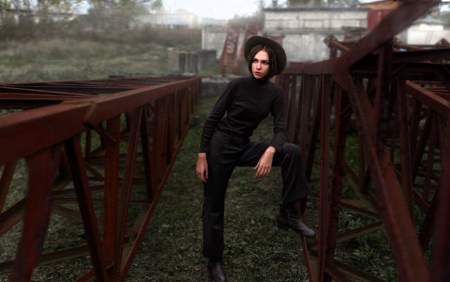 Обои картинки фото девушки, - брюнетки,  шатенки, брюнетка, шляпа, свитер, брюки, конструкции