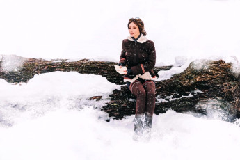 обоя девушки, анна шаховская, syberia, образ, косплей, наряд, костюм, зима, снег, бревно, блокнот