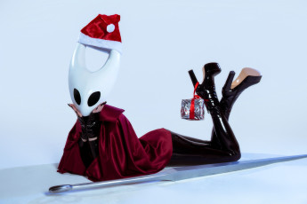 Картинка девушки momo образ косплей наряд костюм шапка маска плащ каблуки подарок меч