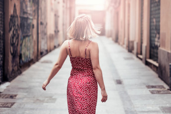 обоя красивая девушка, девушки, - блондинки,  светловолосые, девушка, женщина, блондинка, светловолосая, сексуальная, модель, звезда, позирует, разная, обувь, верхняя, стильная, одежда, нижнее, эротическое, бельё, трусы, лифчик, колготки, чулки, аксессуары, макияж, и, множество, элементов, на, фотографии