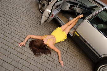 Картинка девушка+и+авто автомобили -авто+с+девушками девушка женщина шатенка темноволосая сексуальная модель звезда позирует разная обувь верхняя стильная одежда нижнее эротическое бельё трусы лифчик колготки чулки аксессуары макияж и множество элементов на фотографии