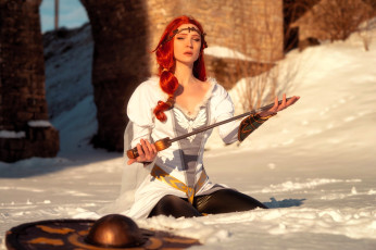 Картинка девушки -+креатив +косплей образ косплей наряд костюм меч щит развалины снег