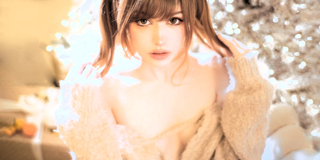 Обои картинки фото девушки, карина салахутдинова , tenletters, шатенка, свитер, ёлка, новый, год