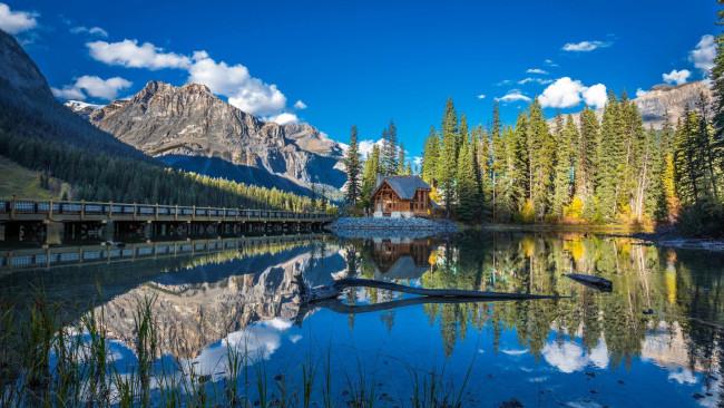 Обои картинки фото emerald lake, yoho national park, british columbia, города, - здания,  дома, emerald, lake, yoho, national, park, british, columbia
