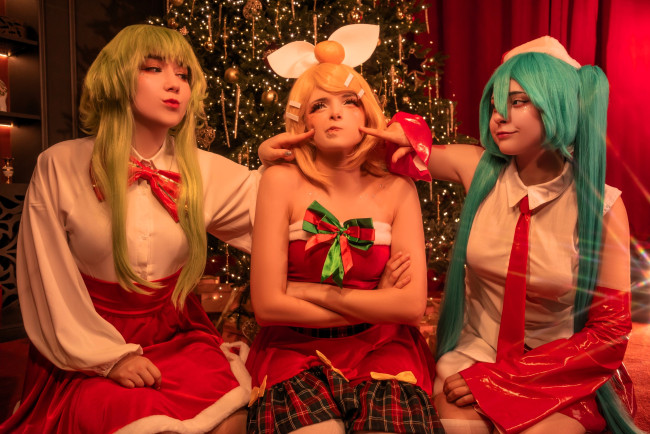 Обои картинки фото девушки, mari aisu, подруги, образы, косплей, наряды, костюмы, новый, год, ёлка