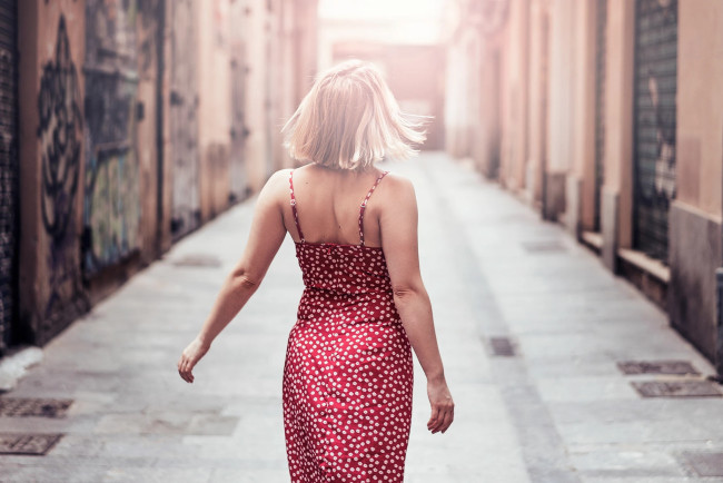 Обои картинки фото красивая девушка, девушки, - блондинки,  светловолосые, девушка, женщина, блондинка, светловолосая, сексуальная, модель, звезда, позирует, разная, обувь, верхняя, стильная, одежда, нижнее, эротическое, бельё, трусы, лифчик, колготки, чулки, аксессуары, макияж, и, множество, элементов, на, фотографии